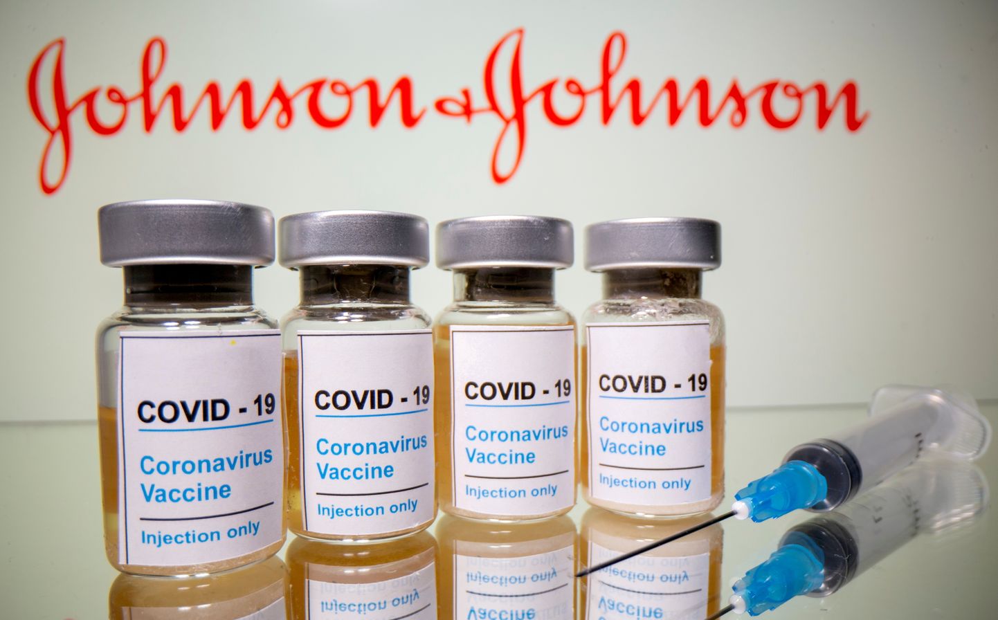Johnson & Johnsoni logo ning koroonavaktsiini viaalid. Foto on illustratiivne.