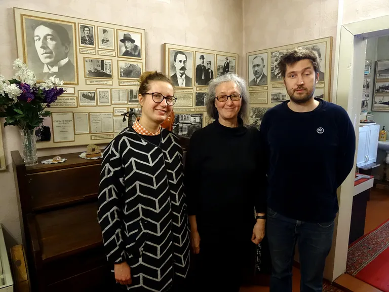 Laur Kaunissare ja Aet Ader muuseumi direktori Ljubov Nikkariga.
