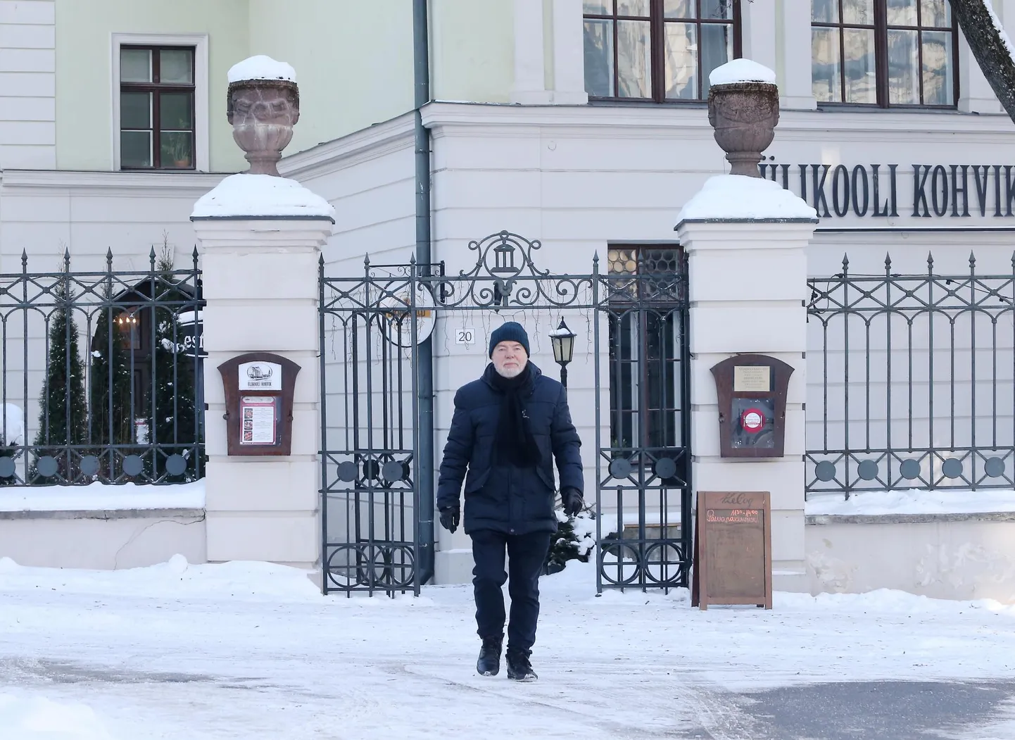 Jüri Talvet suundub Ülikooli kohviku juurest peahoonesse.