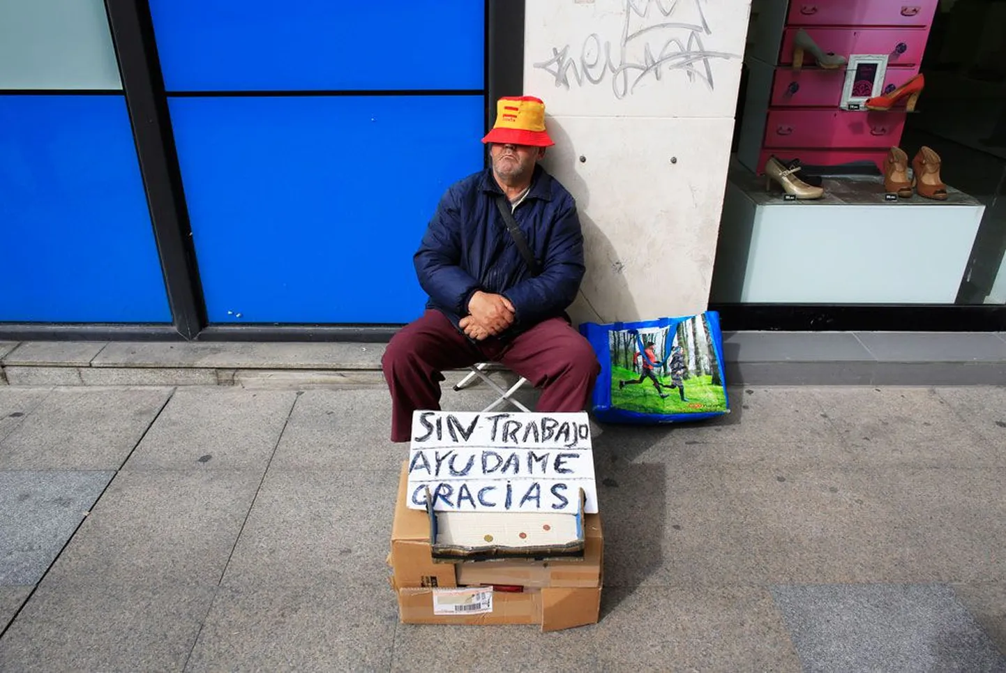 «Töötu. Aidake mind. Tänan,» ütleb see kiri Lõuna-Hispaanias Sevillas tänaval kerjava mehe ees.
