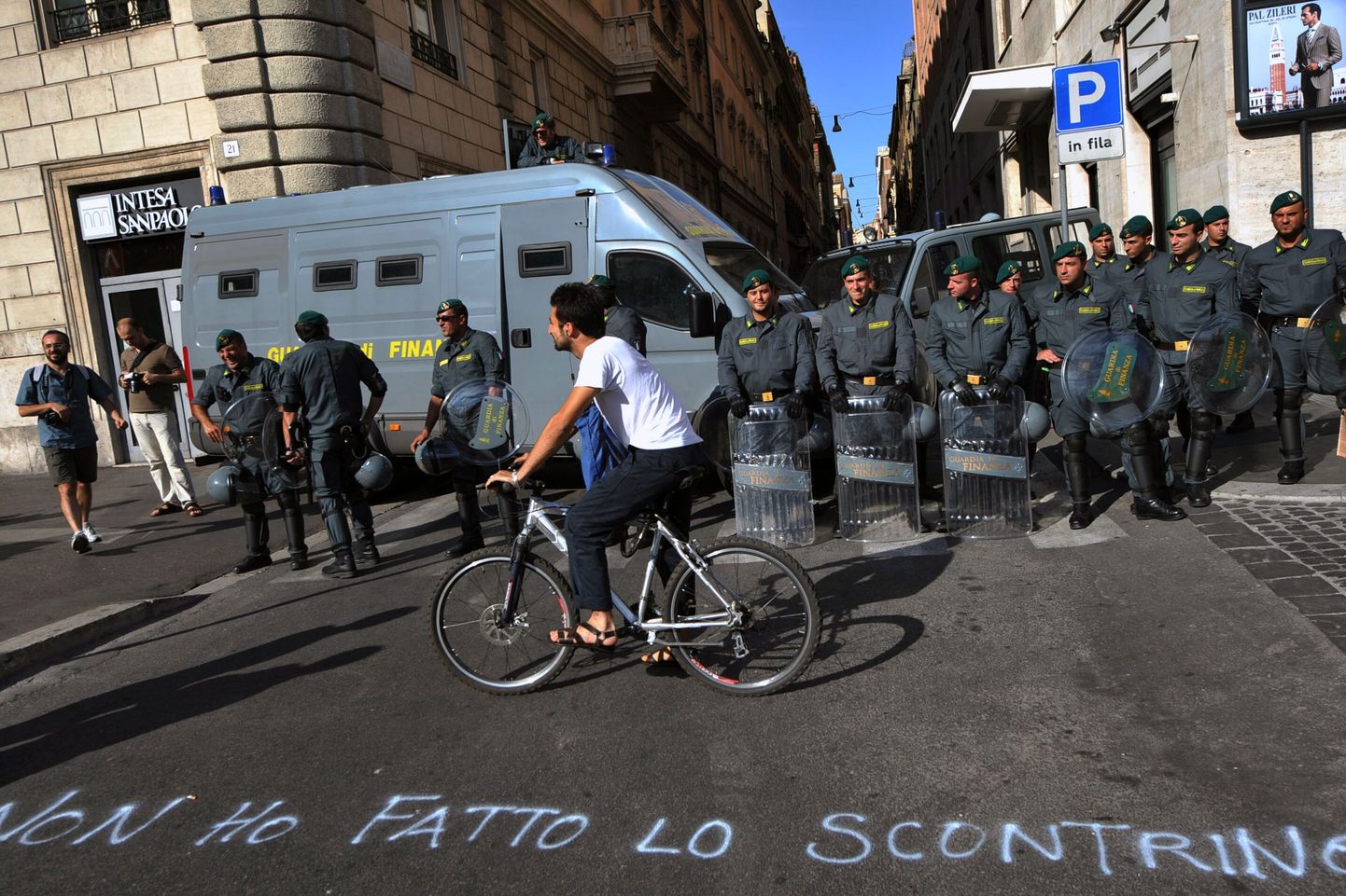 Itaalia politsei vahistas 36 G8 vastu protestijat.