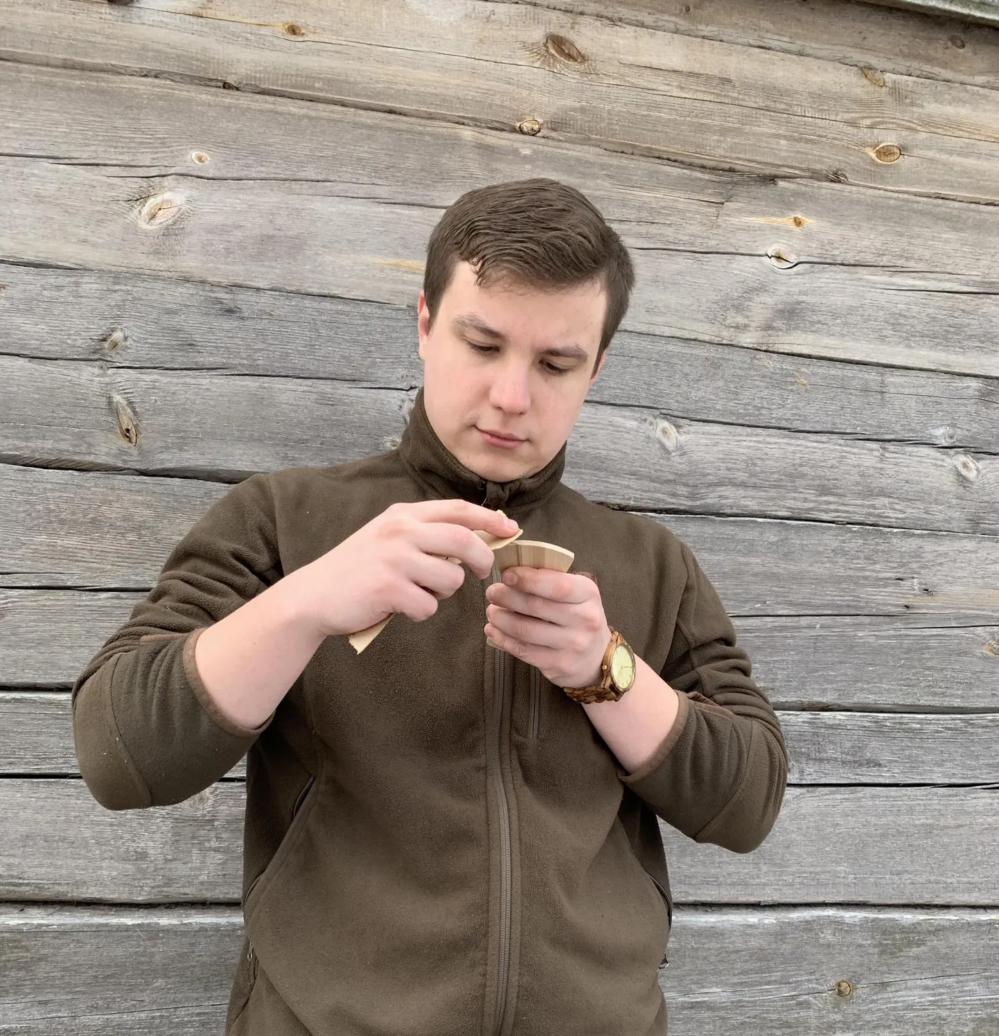 Valga ettevõtja Kristjan Sepp viimistleb puust valmivat kikilipsu. Lipsudest sai tema veebipood alguse. Tema käel võib näha samuti poes müügil olevat puust käekella.   2 x erakogu