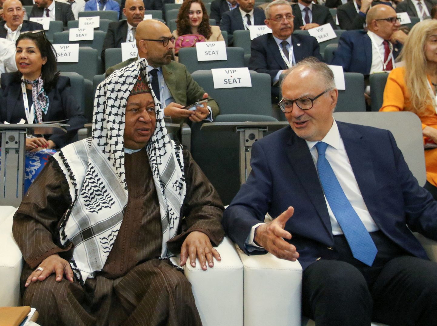 OPECi peasekretär Mohammed Barkindo (Nigeeriast, vasakul) 18. juunil 2022 Bagdadis Iraagi energiafoorumi VIP-istmel.