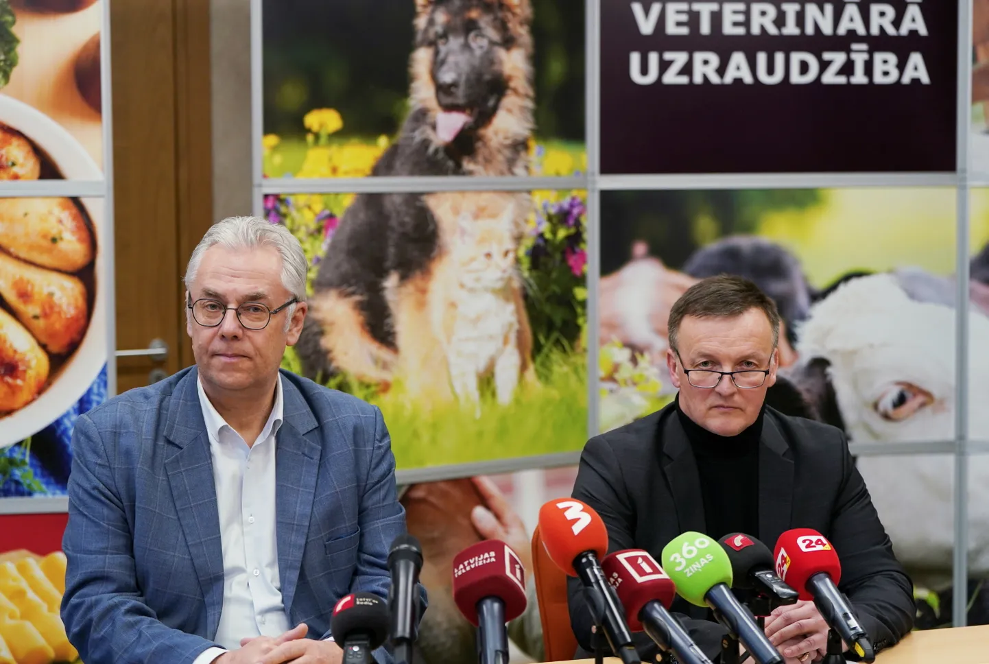 Slimību profilakses un kontroles centra Infekcijas slimību riska analīzes un profilakses departamenta direktors Jurijs Perevoščikovs (no kreisās) un Pārtikas un veterinārā dienesta ģenerāldirektors Māris Balodis piedalās preses konferencē, kurā iepazīstina ar aktuālo informāciju par enterohemorāģiskās E.coli infekcijas gadījumu epidemioloģisko izmeklēšanu.