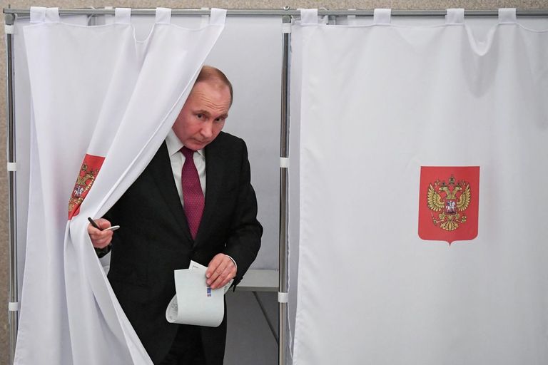 Путин на избирательном участке в 2018 году.