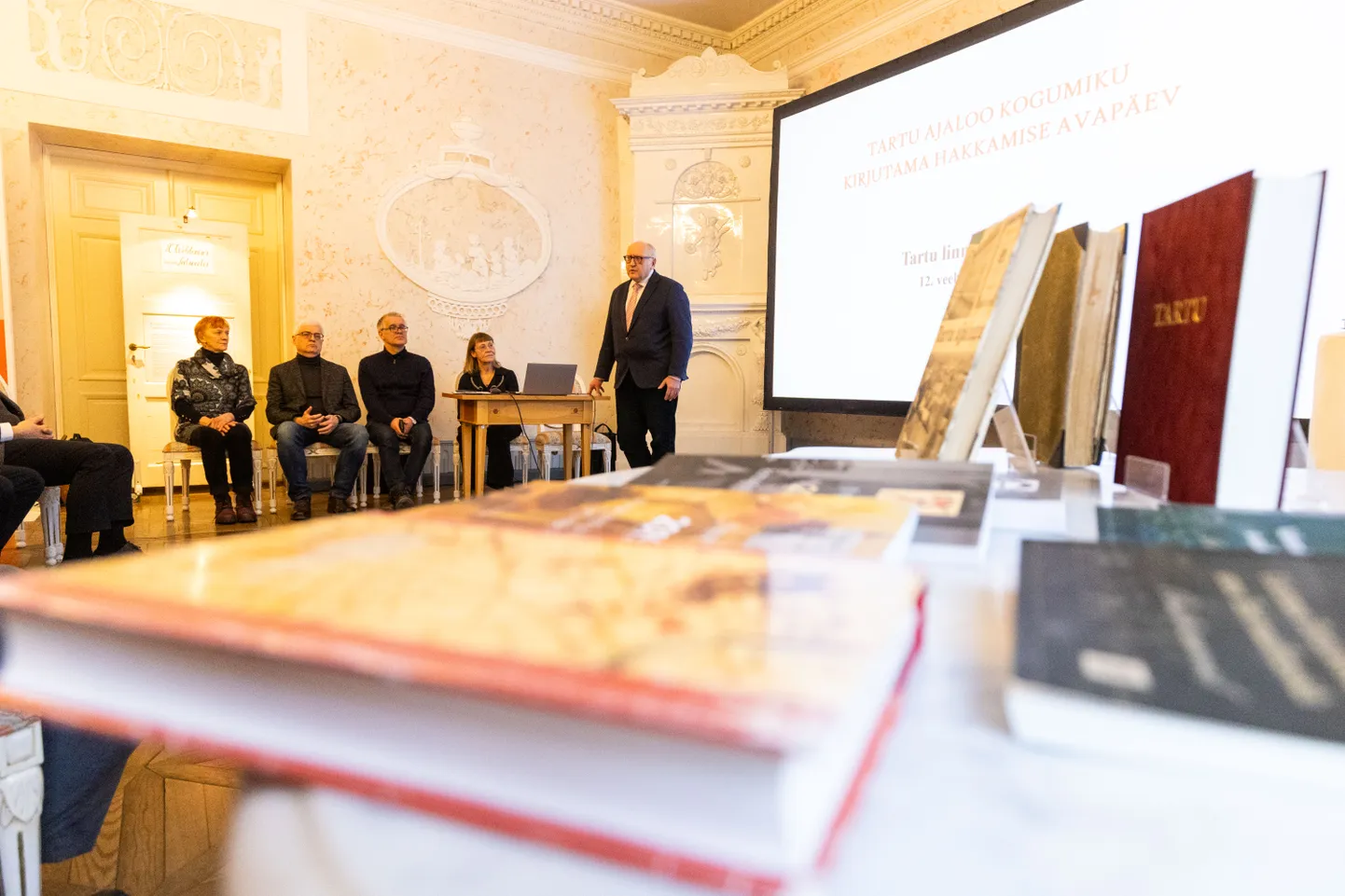 12. veebruaril olid kavandatava koguteose toimetajad Lea Leppik (vasakult), Tõnu Tannberg, Olev Liivik, Marge Rennit ja Enn Küng linnamuuseumi saalis seatud istuma publiku ette ekraani kõrvale.