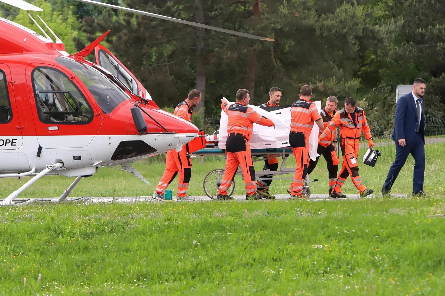 Slovakkia peaminister Robert Fico toimetati helikopteriga Banska Bystrica haiglasse.