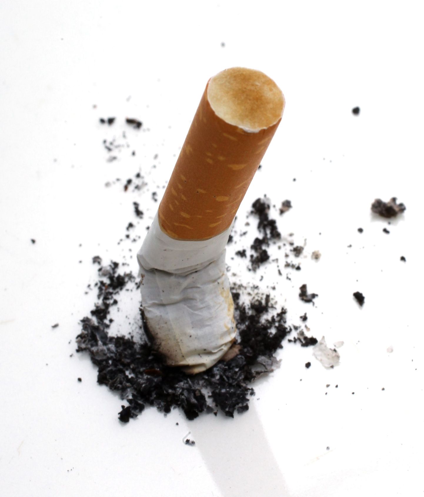 Назначать никотиновый пластырь, жевательную резинку, пастилки или лекарства бросающему курить должен врач