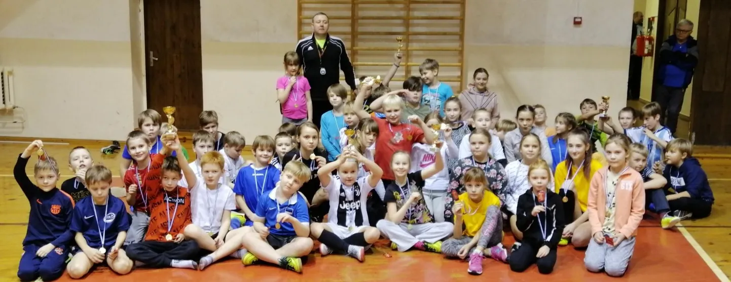 Lõuna-Läänemaa koolide saalijalgpalli karikavõistlustest võttis osa kuus 1.-5. klasside võistkonda ja platsil käis enam kui 50 noort vutisõpra.