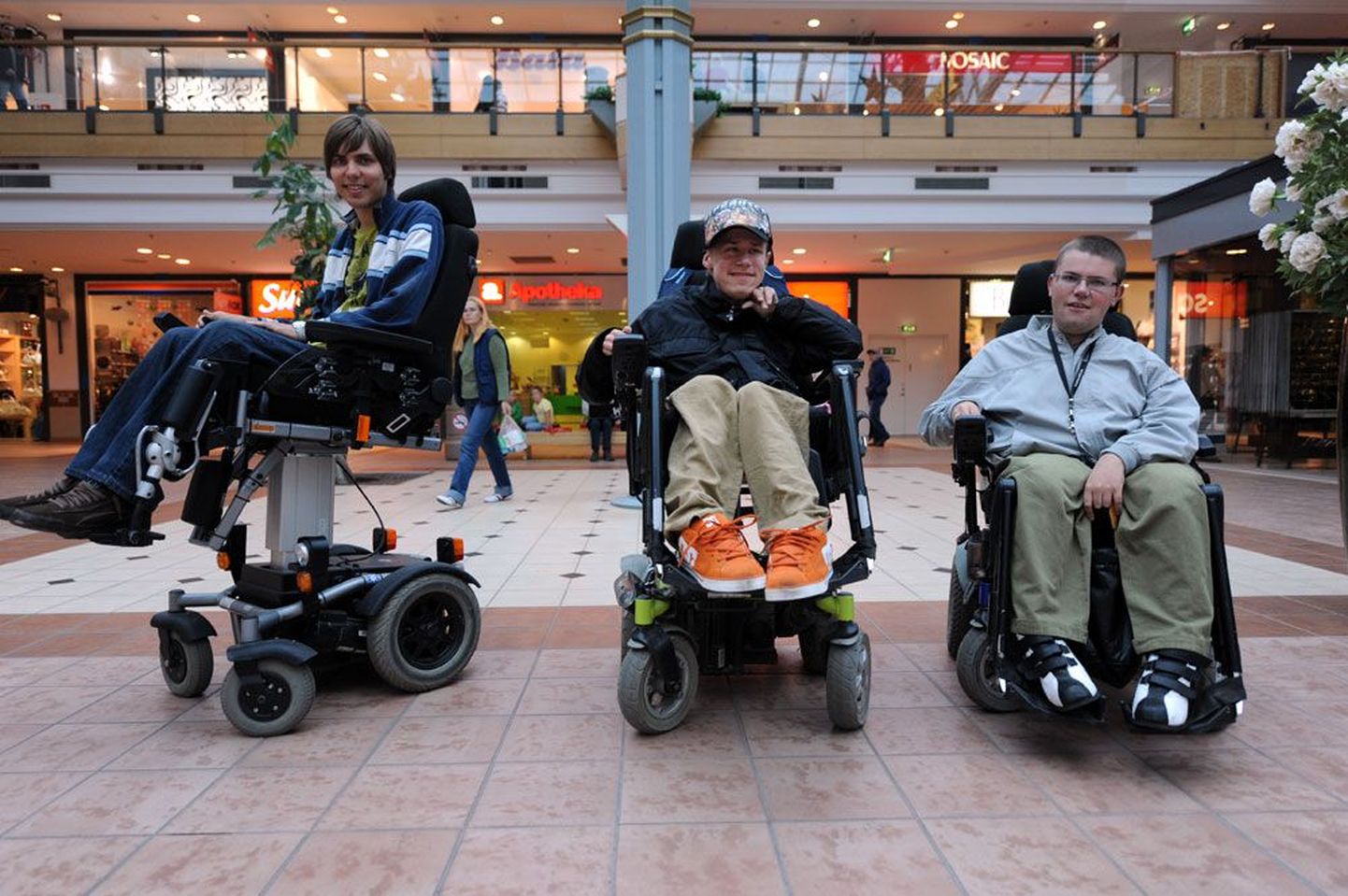 Rõõmsate ratastoolis noorte Tauno Terve (vasakult), Karl Neilinni ja Jüri Lehtmetsa soov on, et teataks rohkem ratastooliinimeste tegevusest. Nii korraldavad nad homme Kristiine keskuses ürituse, et tavainimesi ja ratastoolis liiklejaid omavahel lähendada.