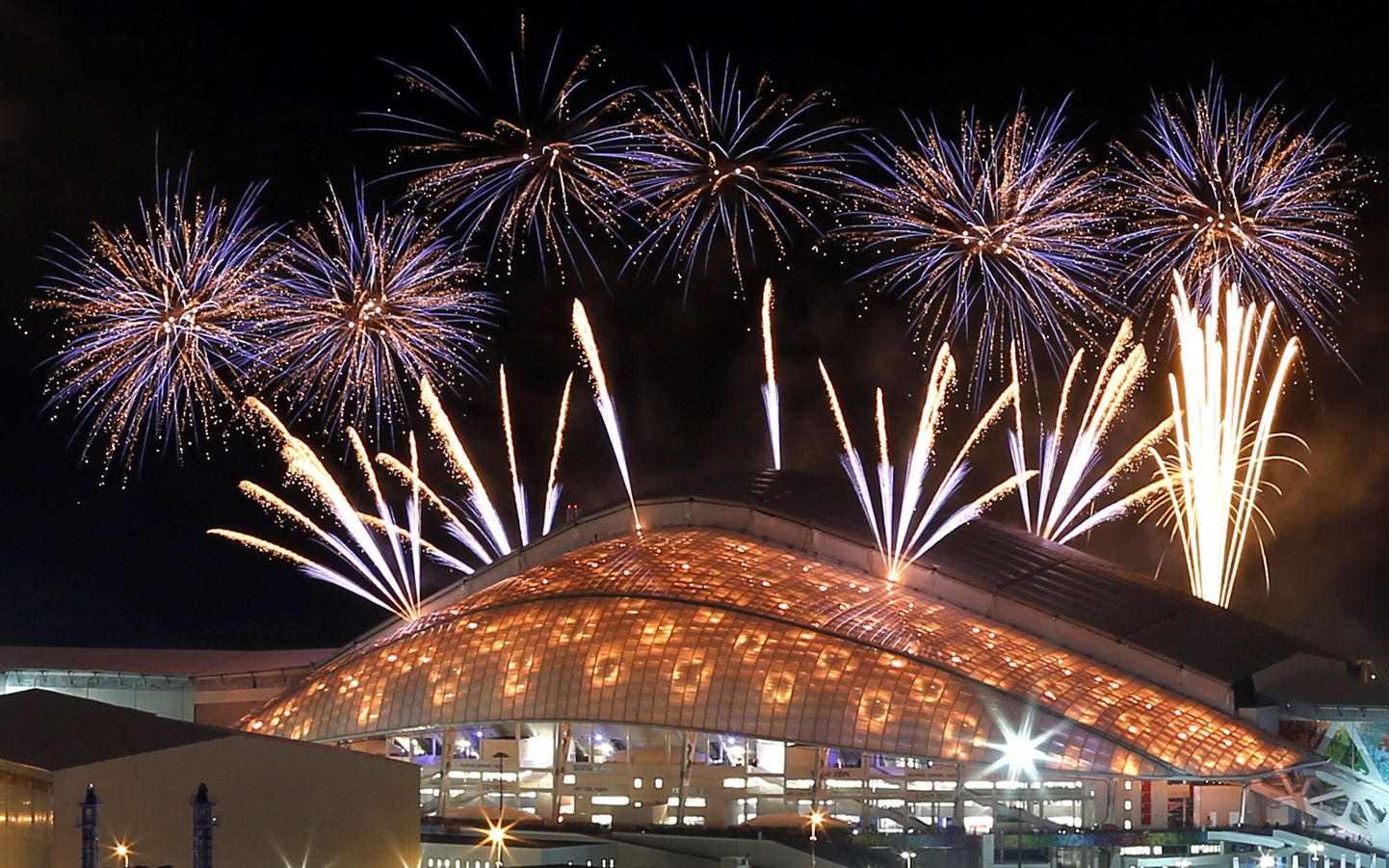 Фейерверк во время открытия Олимпиады в Сочи.