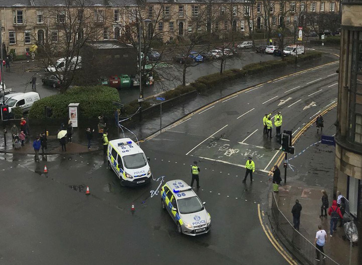 Politseiautod Glasgow ülikooli juures.