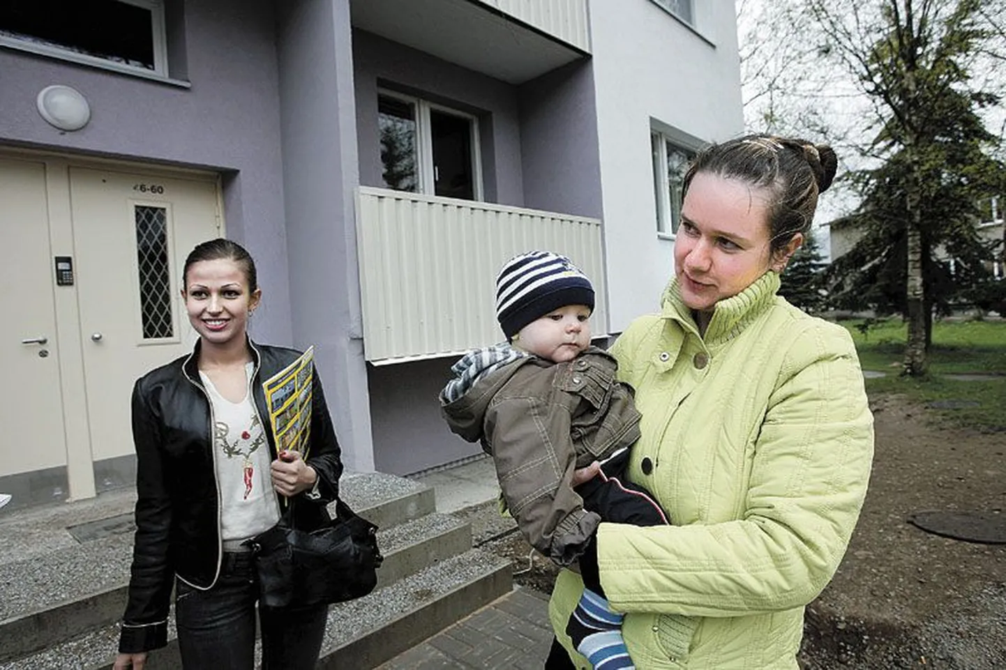 Pisipoeg Oskarit kasvatav tallinlanna Eve Mäemees vajab korteri ostuks vähemalt miljoni krooni suurust laenu. Tarbimis- ega SMS-laene pole ta võtnud, kuid spetsiaalselt oma maksekäitumist või kontol seisva raha hulka pole ka jälginud. Kinnisvarafirma Uus Maa maakler Inna Kondratjeva (vasakul) märkis, et võrreldes mullusega on pangad muutunud laenu andes palju nõudlikumaks.