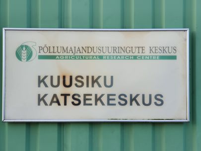 Kuusikul on väga oluline koht Eesti põllumajanduse arendamise ajaloos. Esmakatsed mullaharimiseks viidi Kuusikul läbi juba 1909. aastal.