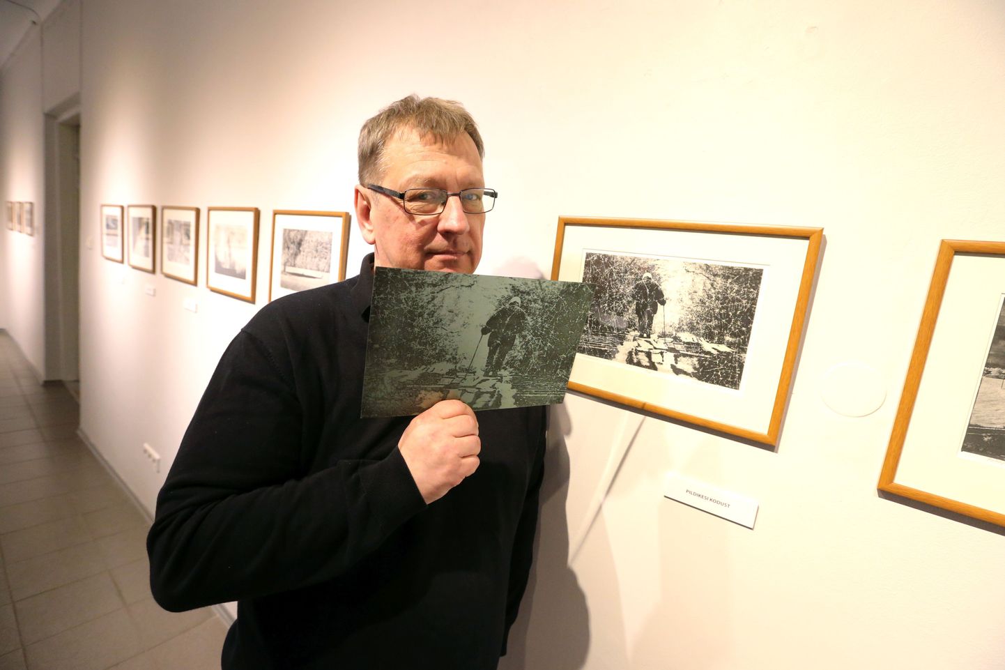 Ove Maidla näitab Tartu kunstimaja väikeses saalis fotopolümeerprotsessi tulemusel valminud trükiplaati, millele ta on kandnud värvi ja sellega trükkinud paberile teose «Pildikesi kodust».