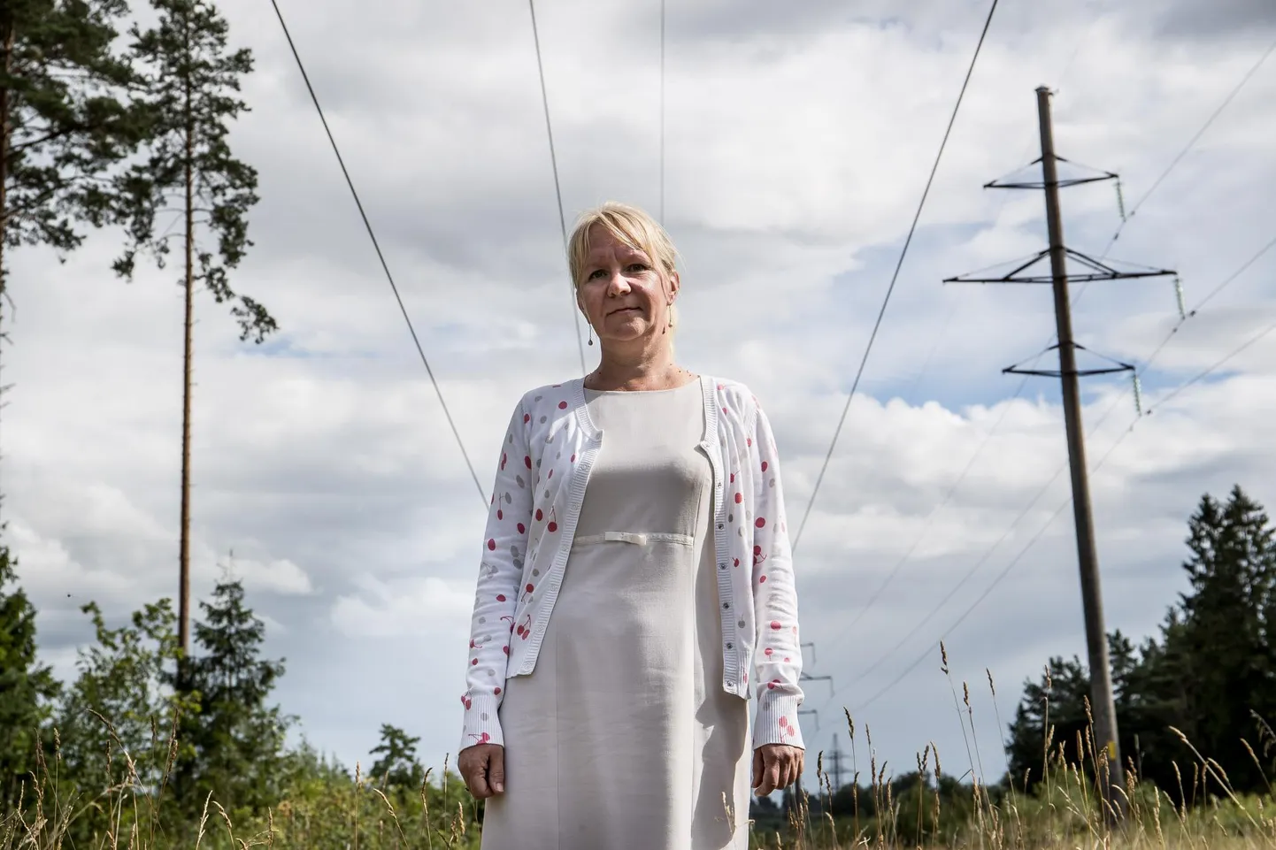 Lüganuse valla elanik Külli Veidemann seisab elektriliinide all, mis Aidu tuulepargi arendajad ilma tema loata on tema kinnistule püsti pannud. Selle vastu ei aidanud ka loendamatud pöördumised erinevate Eesti riigiasutuste poole.