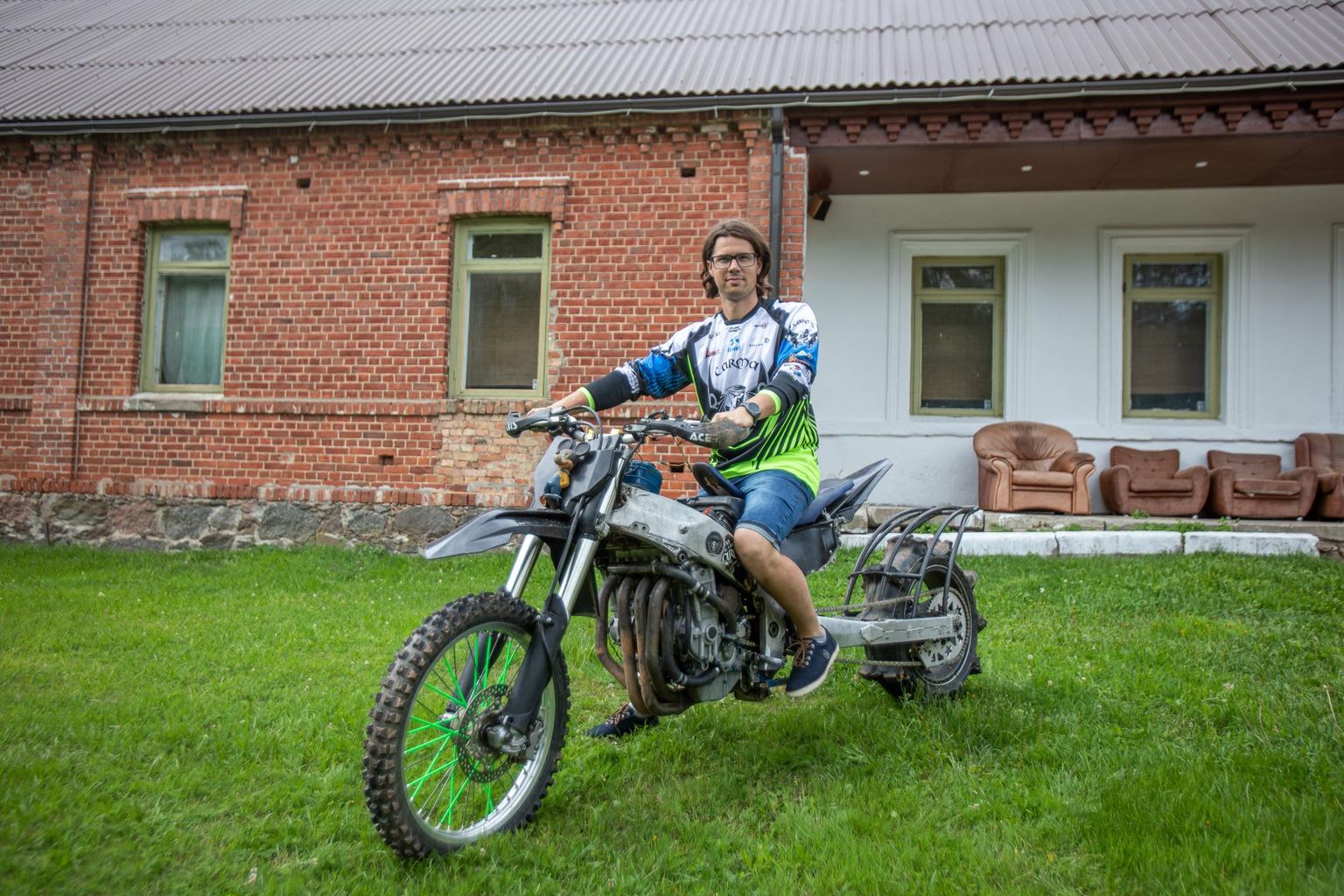 Tõrva abivallavanem Lauri Drubinšil on Valga motoklubi Carma hoones neli mootorratast: kaks mäkketõusu, üks enduuro ja üks päevasõidu oma. See ei tähenda siiski hiiglaslikke kulusid, näiteks üks mäkketõusuratas on ehitatud avarii teinud mootorrattast, mis maksis omal ajal 400 eurot.