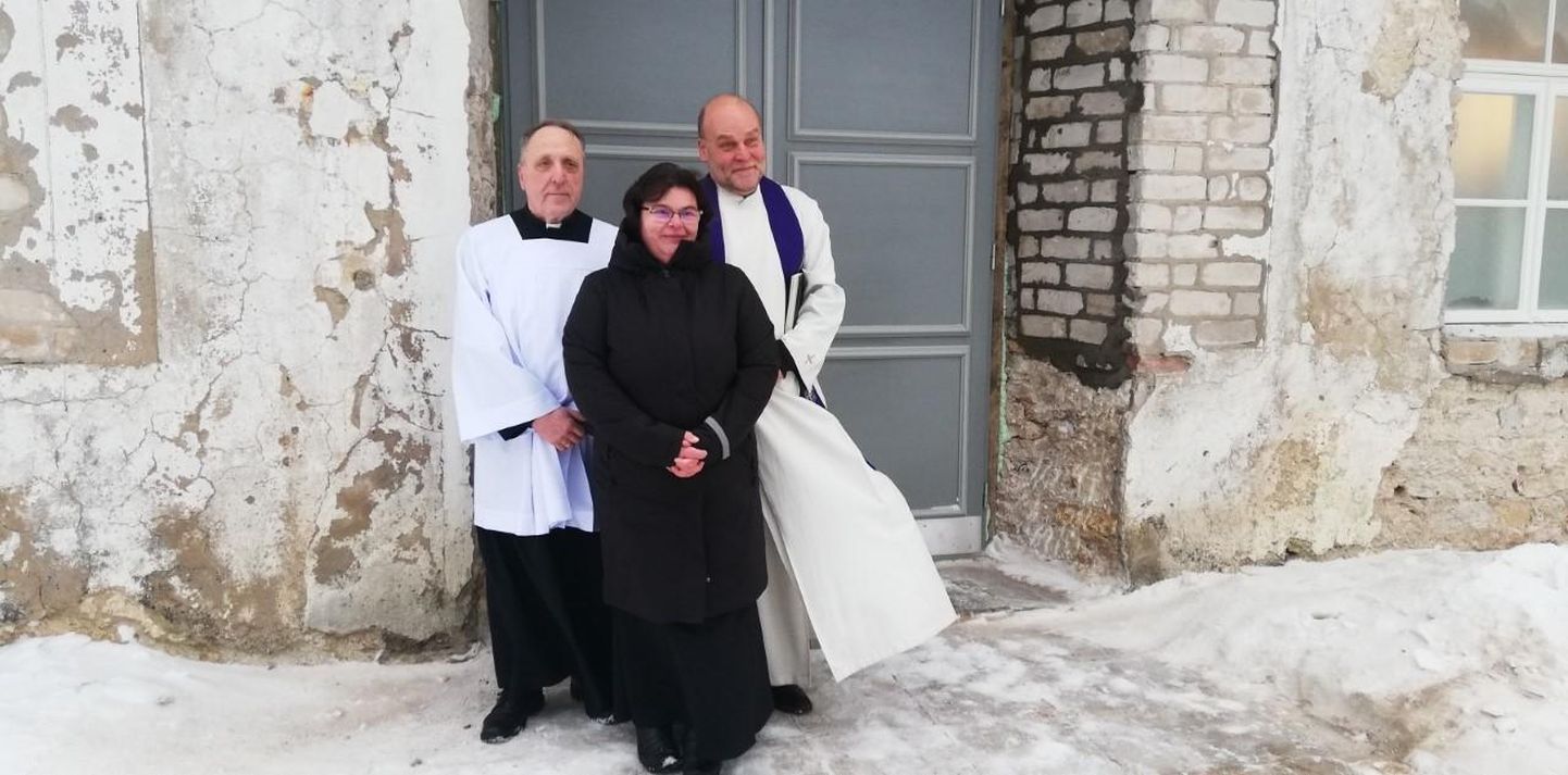 Diakon Juhan Rumm (alates vasakult), Väike-Maarja koguduse juhatuse esimees Kaire Kislov ja abipraost Meelis-Lauri Erikson äsja uuesti sisse õnnistatud Väike-Maarja leinamaja ukse ees.
