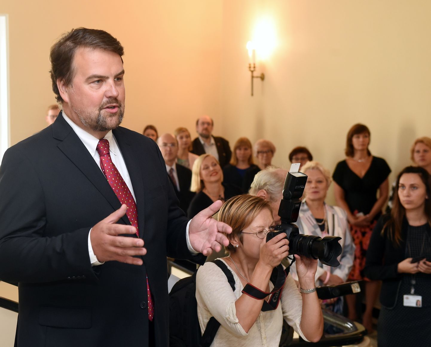 Politologs Ivars Ījabs piedalās izstādes "Latvijas valdībai 100" atklāšanas pasākumā Ministru kabinetā.