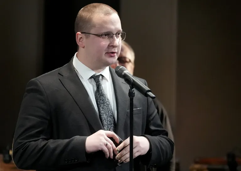 Dzejnieks un kritiķis Ivars Šteinbergs piedalās teātra un kinokritiķa Normunda Naumaņa vārdā nosauktās Gada balvas mākslas kritikā pasākumā "NN nakts" Jaunajā Rīgas teātrī. 2024. gada 8. janvāris.