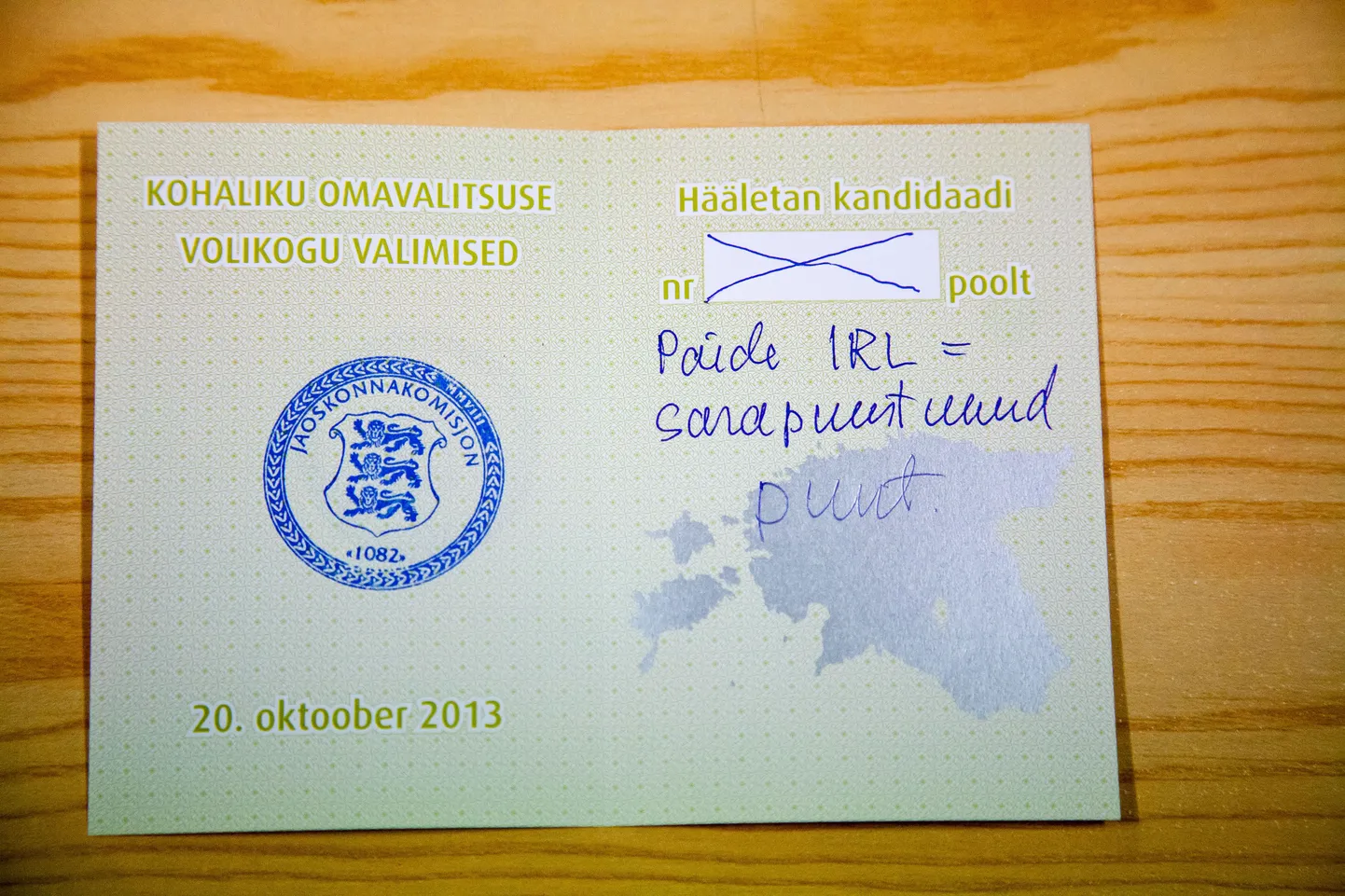 Häälte kokkulugemine Paides. rikutud hääletamissedelid.
DMITRI KOTJUH, JÄRVA TEATAJA/SCANPIX