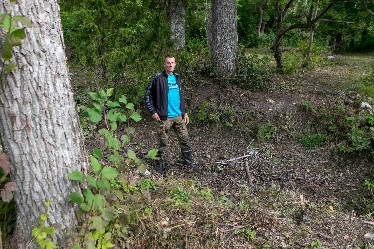 KIHT KIHIS: Ants Animägi seisab Nõukogude armee kaevatud tankipesal, mis omakorda asub inimtekkelisel puisniidul.