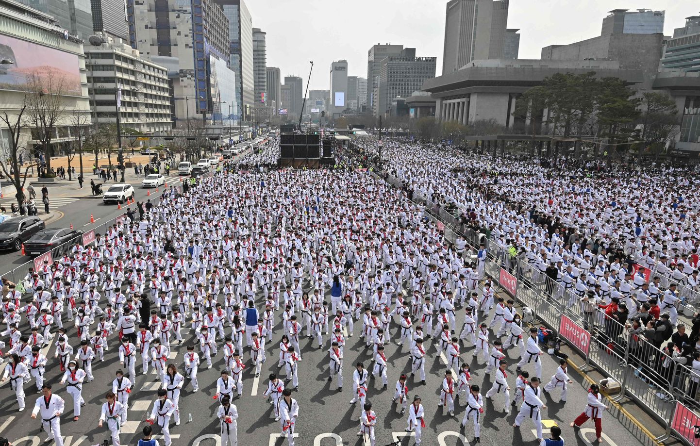 Показательное выступление тхэквондистов на площади Кванхвамун в Сеуле, 25 марта 2023 года.
