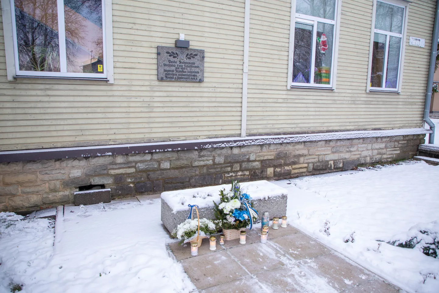 Vabadussõjas võidelnute mälestushetk Paide vana rahvamaja ees