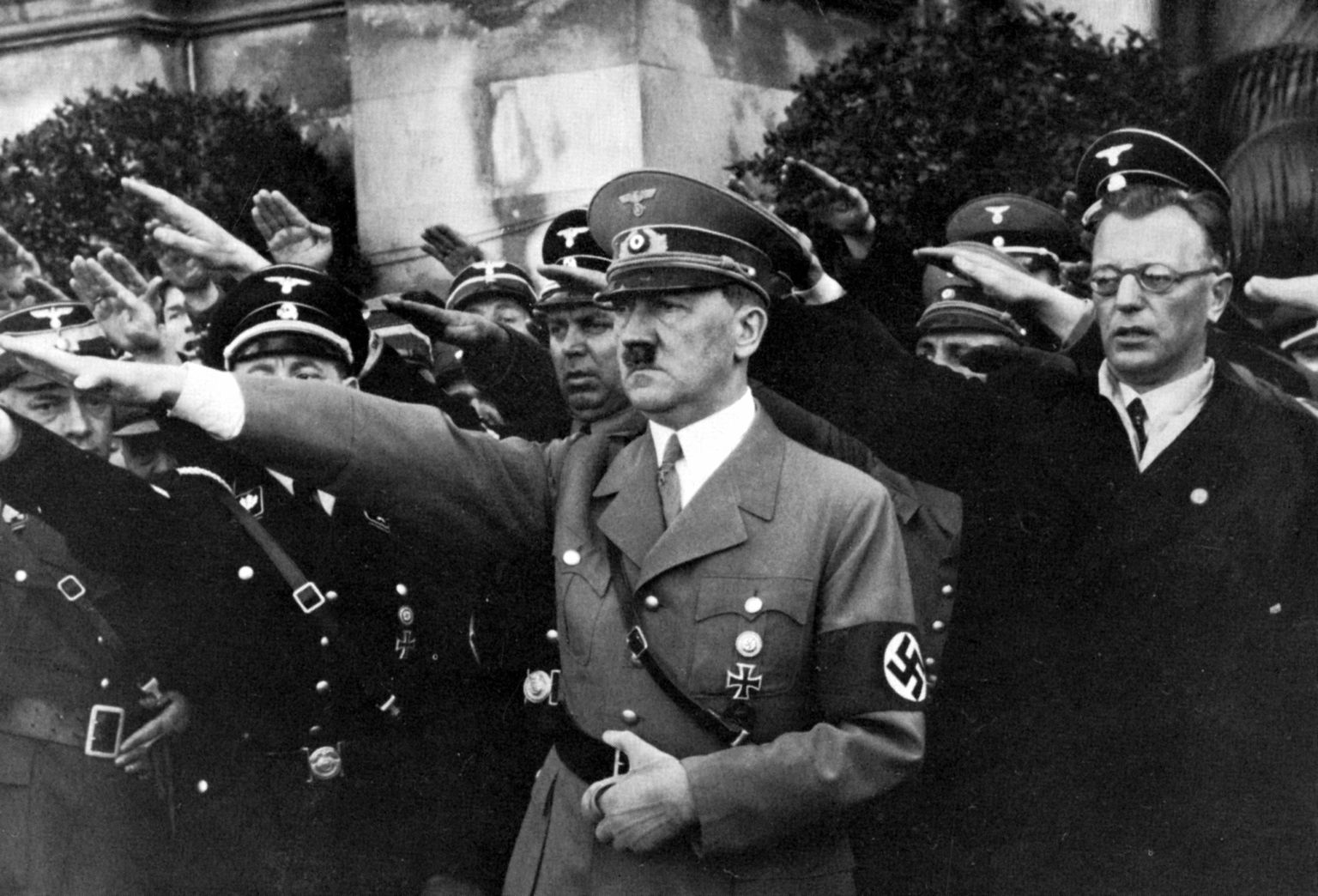 Adolf Hitler (keskel)