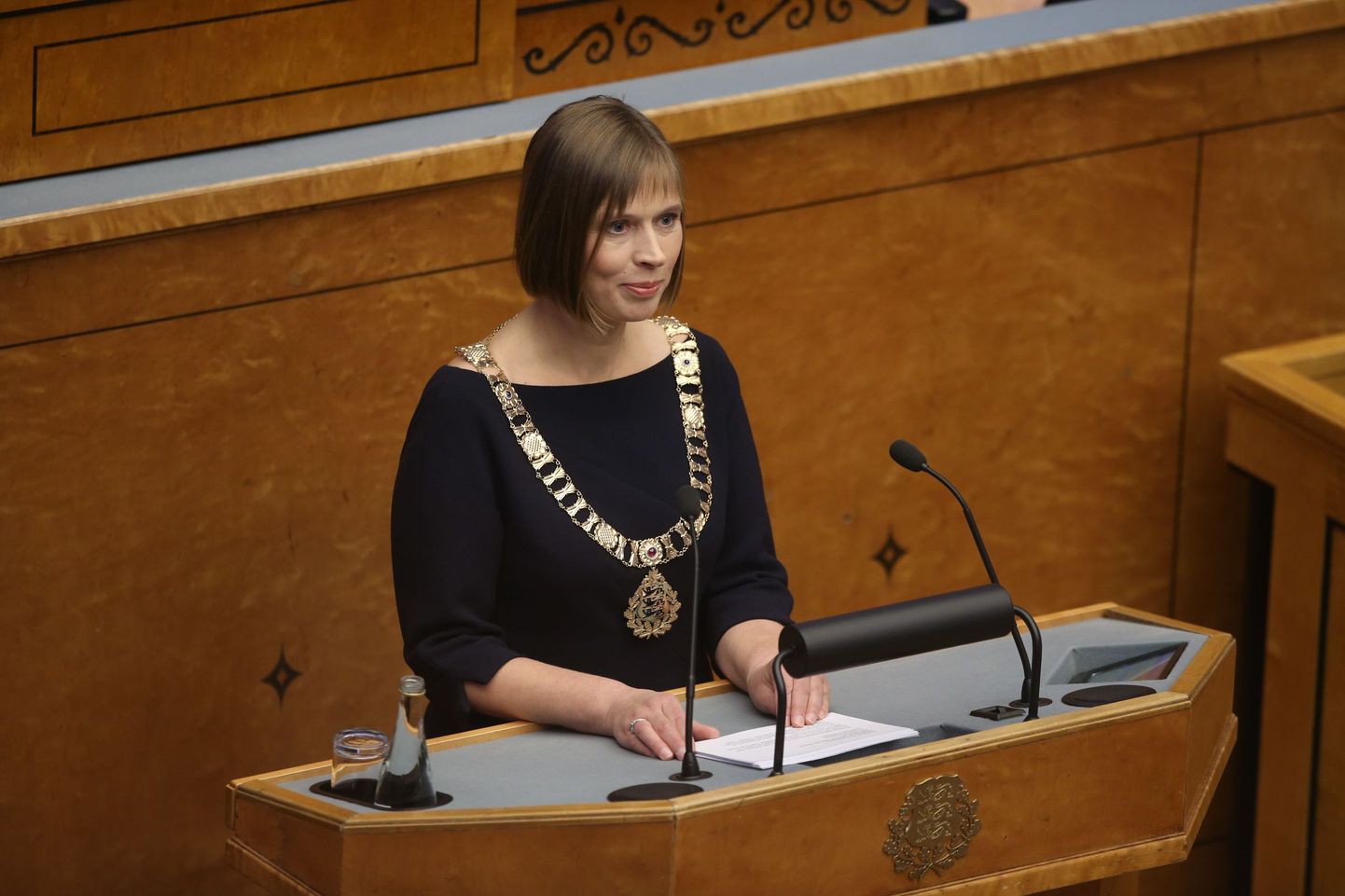 10 aastat presidendiametit pidanud Toomas Hendrik Ilves andis täna ameti üle Kersti Kaljulaidile.