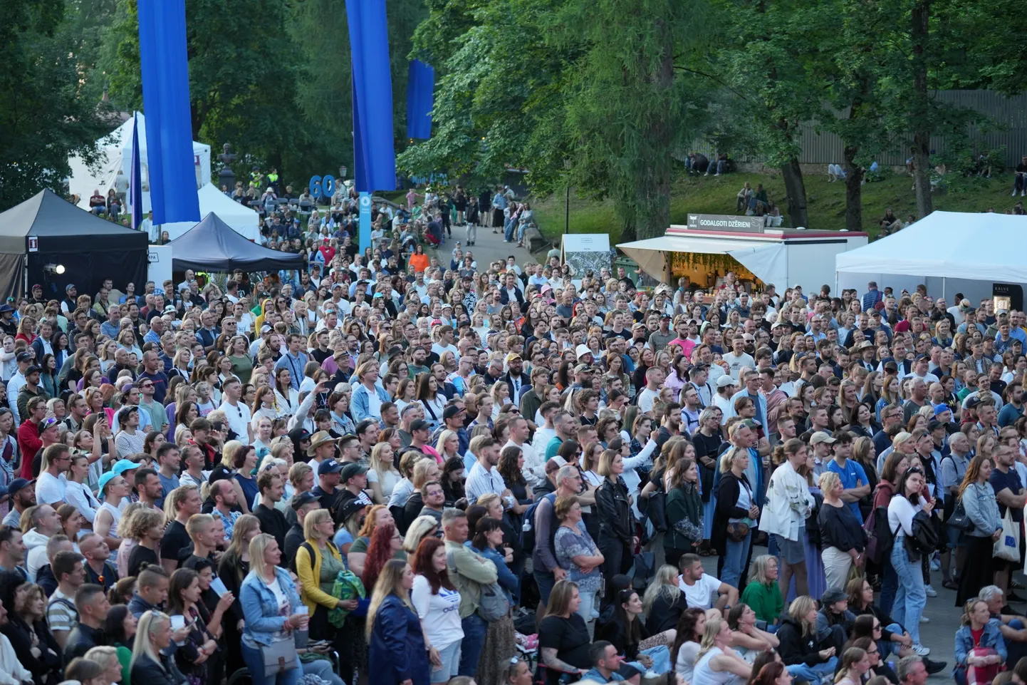 "Politiķu cepiens" sarunu festivālā "Lampa" Cēsu pils parkā.