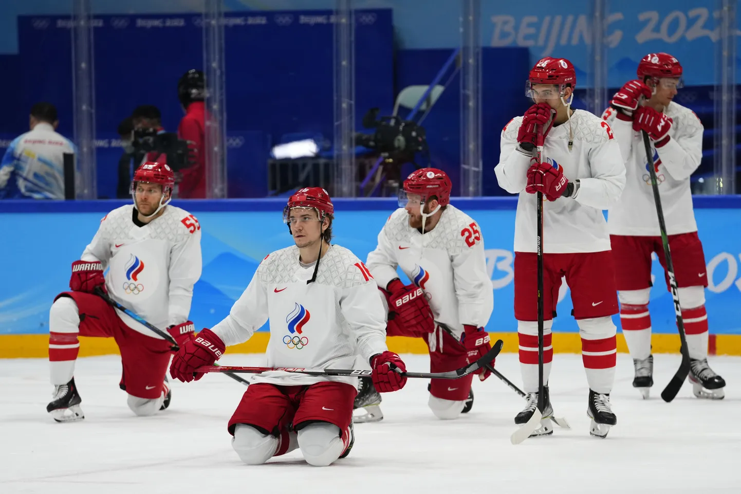 Venemaa Olümpiakomitee jäähokimeeskonna mängijad pärast 2022. aasta Pekingi taliolümpiamängude finaalis Soomelt saadud kaotust. 2026. aasta Milano-Cortina taliolümpial Venemaa jäähokimängijaid ei näe.