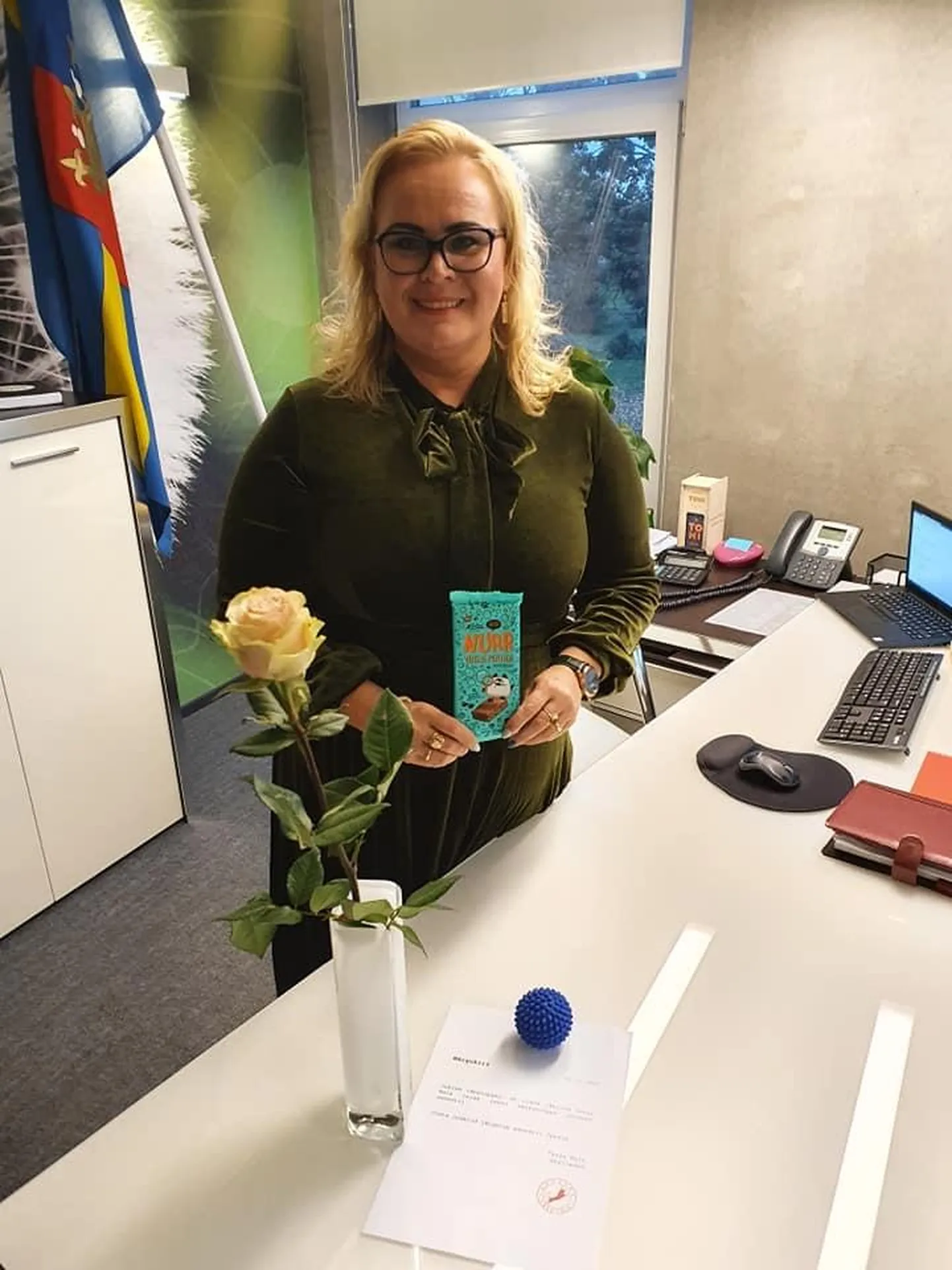 Triin Varekul täitus esimene aasta linnapeana. Selleks puhuks tervitasid kolleegid teda märgukirja, roosi ja stressipalliga.