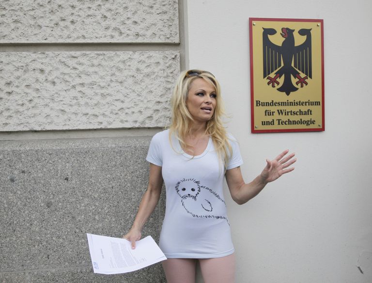 PETA esindaja Pamela Anderson 2012. aastal Saksamaal majandusministeeriumi ees, kus ta käis üle andmas hülgenahakaubanduse teemalist dokumenti.