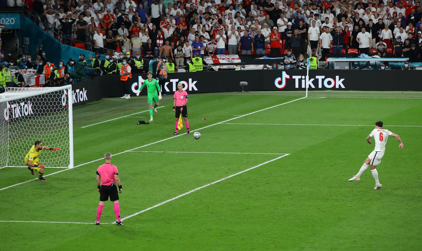 EMi finaalmäng 11. juulil Londonis Wembleyl. Itaalia võitis Inglismaad penaltitega 3:2. Pildil Inglise kaitsja Harry Maguire penaltit löömas
