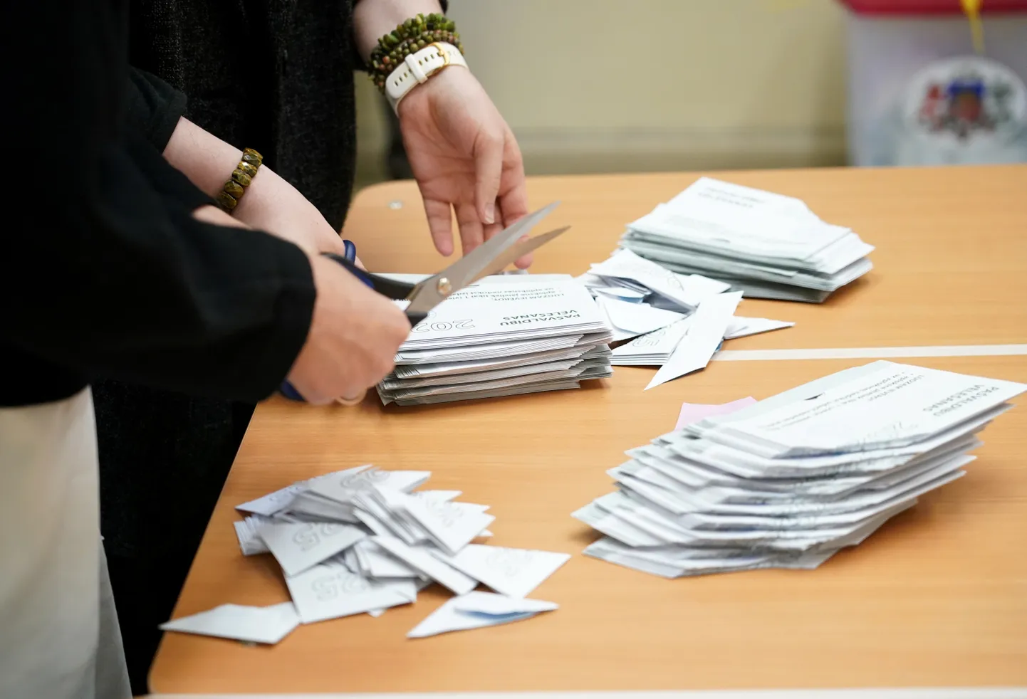 Tiek atvērta balsojumu urna pašvaldību vēlēšanās 75. vēlēšanu iecirknī Rīgas Valsts 1. ģimnāzijā.
