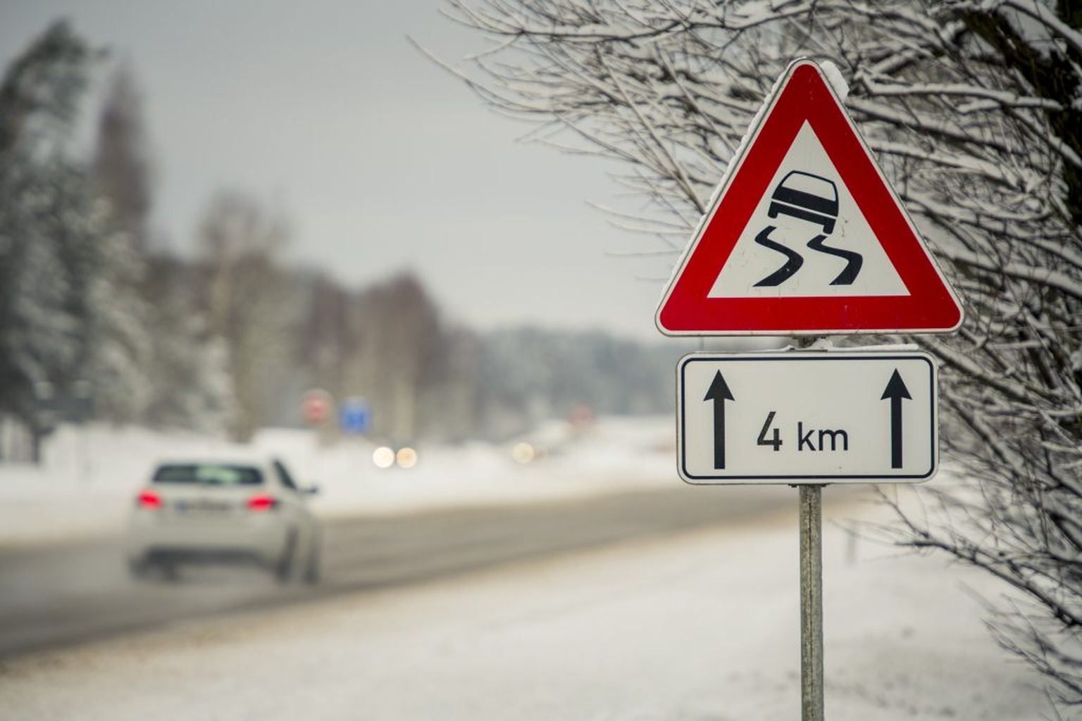Pirmdienas rītā visā Latvijā autoceļi ir sniegoti un apledo