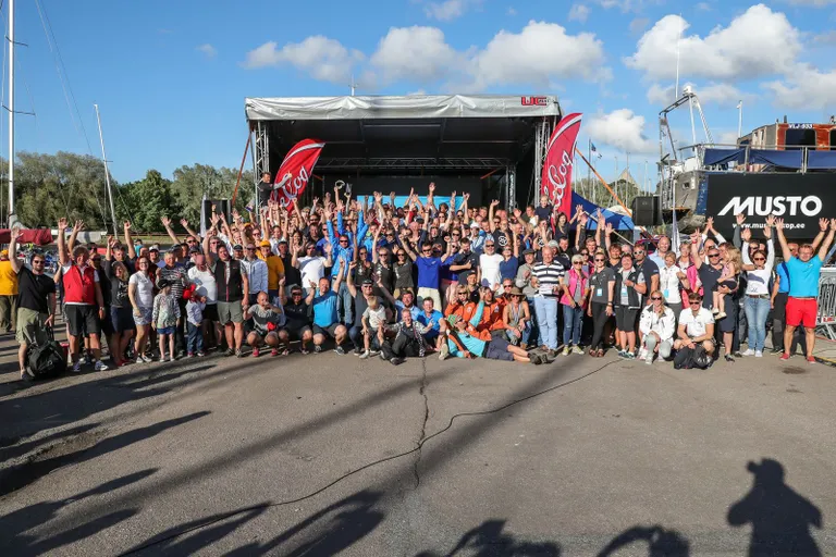 Ühispilt "Vaatame mere poole" - A. Le Coq 59. Muhu Väina regatt 2016 - foto Erlend Štaub/Postimees