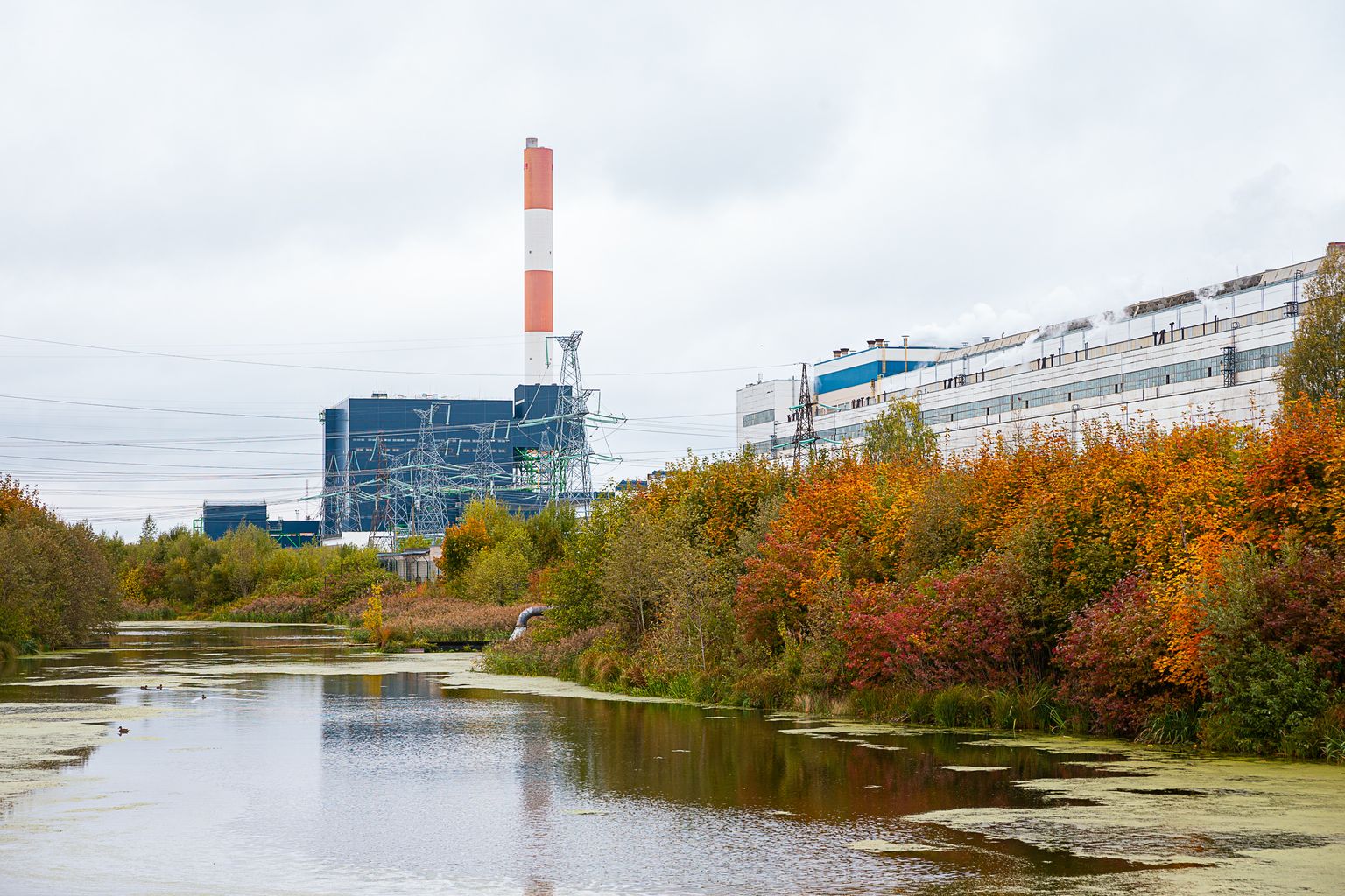 Esmaspäeval tootsid elektrit nii Auvere elektrijaam (vasakul) kui ka Eesti elektrijaama vanad plokid.
