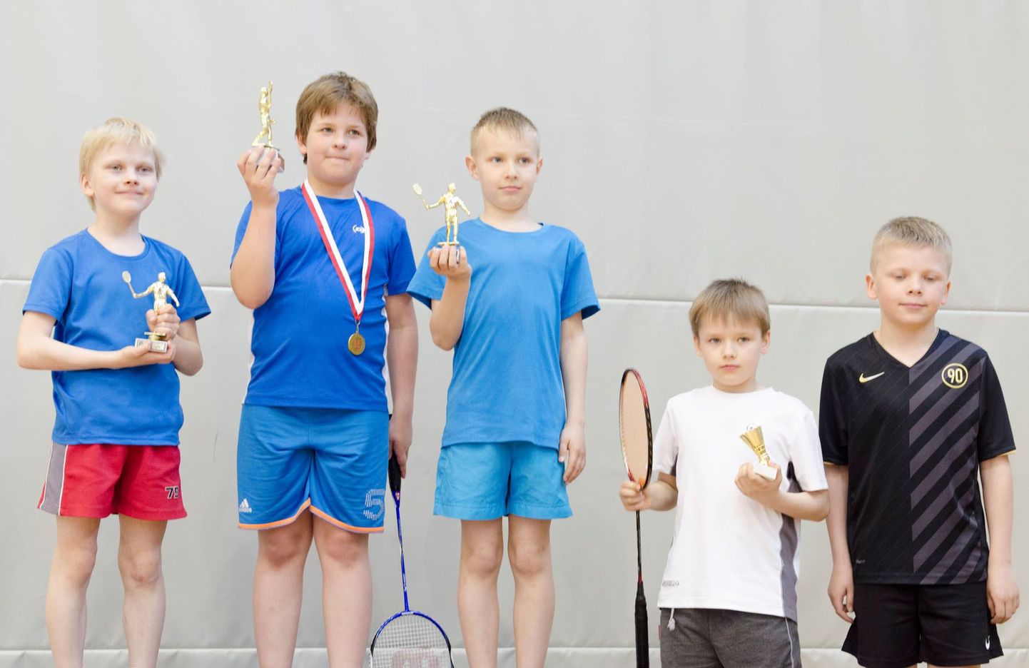 Pildil sulgpalli tulevikulootused, kuni üheksa-aastaste vanuseklassi poiste auhinnasaajad: (vasakult) Jeret Kure-Pohhomov (II), Daniel Kornejev (I), Kristjan Sokk (III), Artur Berik (5.), Aldan Arthur Leppik (9.).