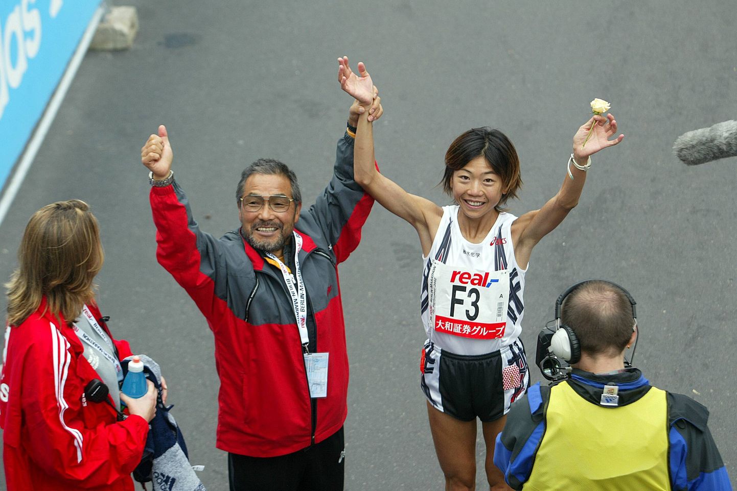 Treener Yoshio Koide koos oma kuulsaima õpilase Naoko Takahashiga pärast ajaloolist maailmarekordijooksu, 2001. aasta Berliini maratonil.