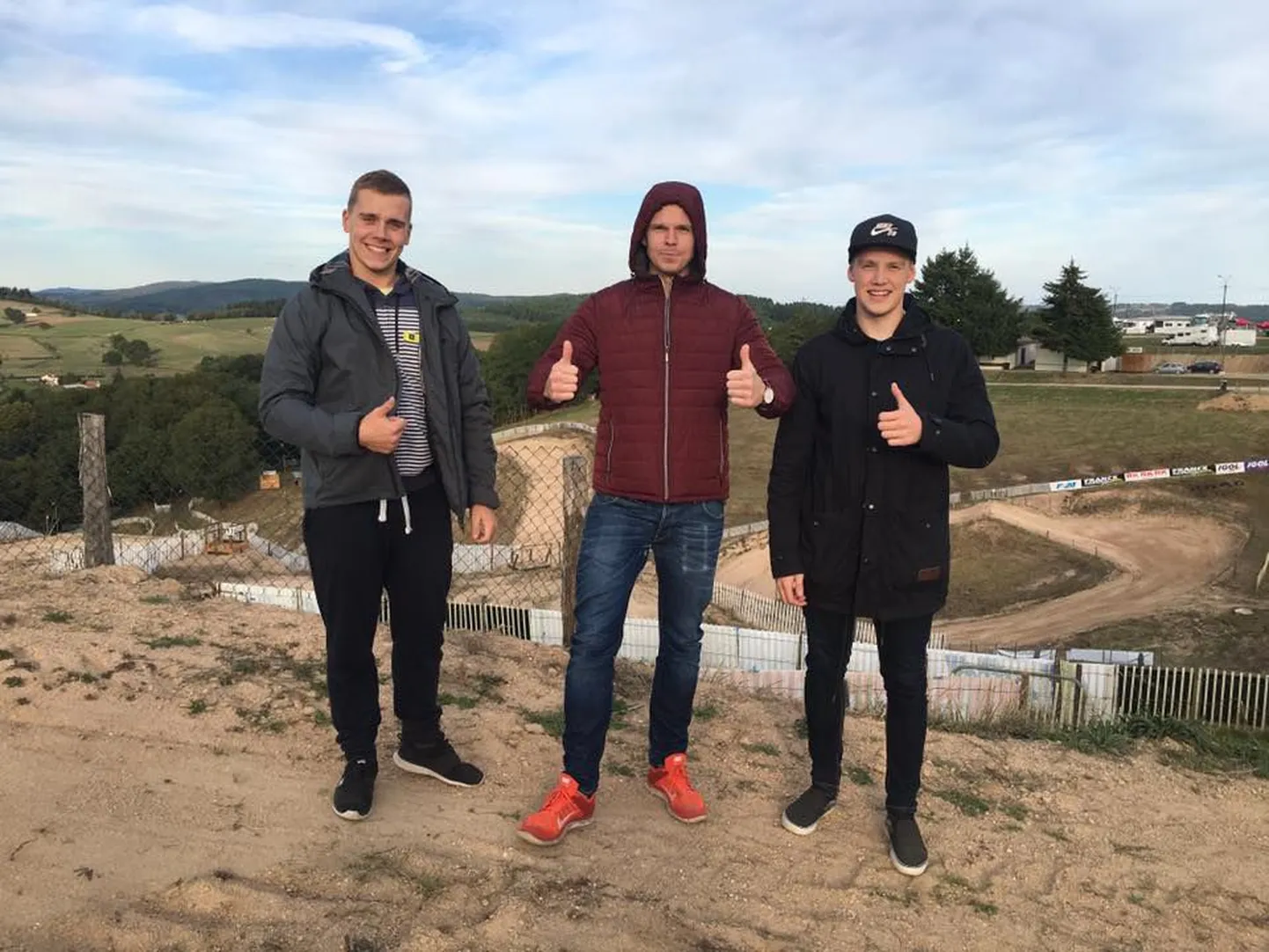 Martin Filatov (vasakult), Kaspar Kangur ja Kevin Saar Guegnonis rajaga tutvumas