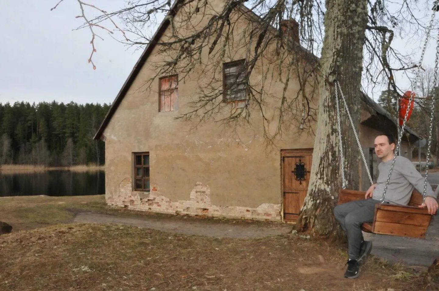Valkalane Vjačeslavs Baskovs paigaldas Valka Veskijärve äärde pingi, kust saab nautida kena vaadet.