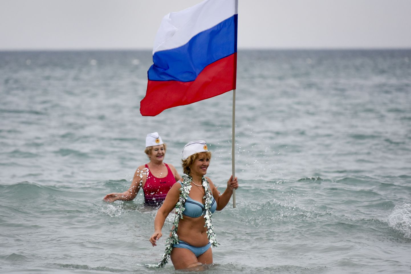 Krimmi naine Vene lippu hoidmas. Pilt on illustratiivne