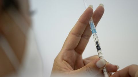 В Латвии для ряда профессий введут обязательную вакцинацию
