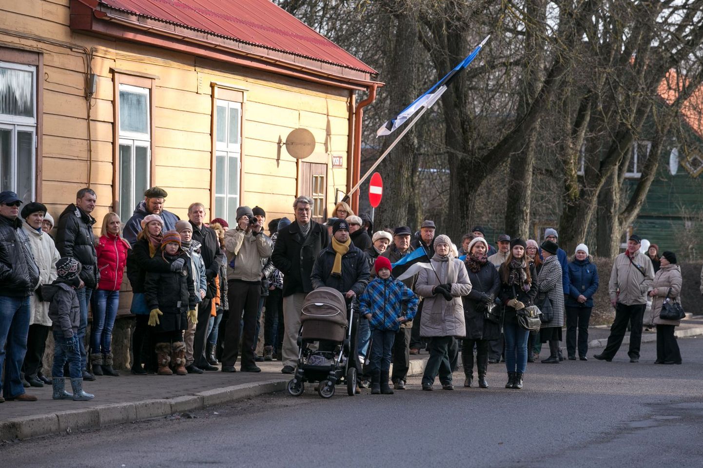 Tänavu jalutasid inimesed Viljandi kohtumaja juurest Jaani kiriku juurde.