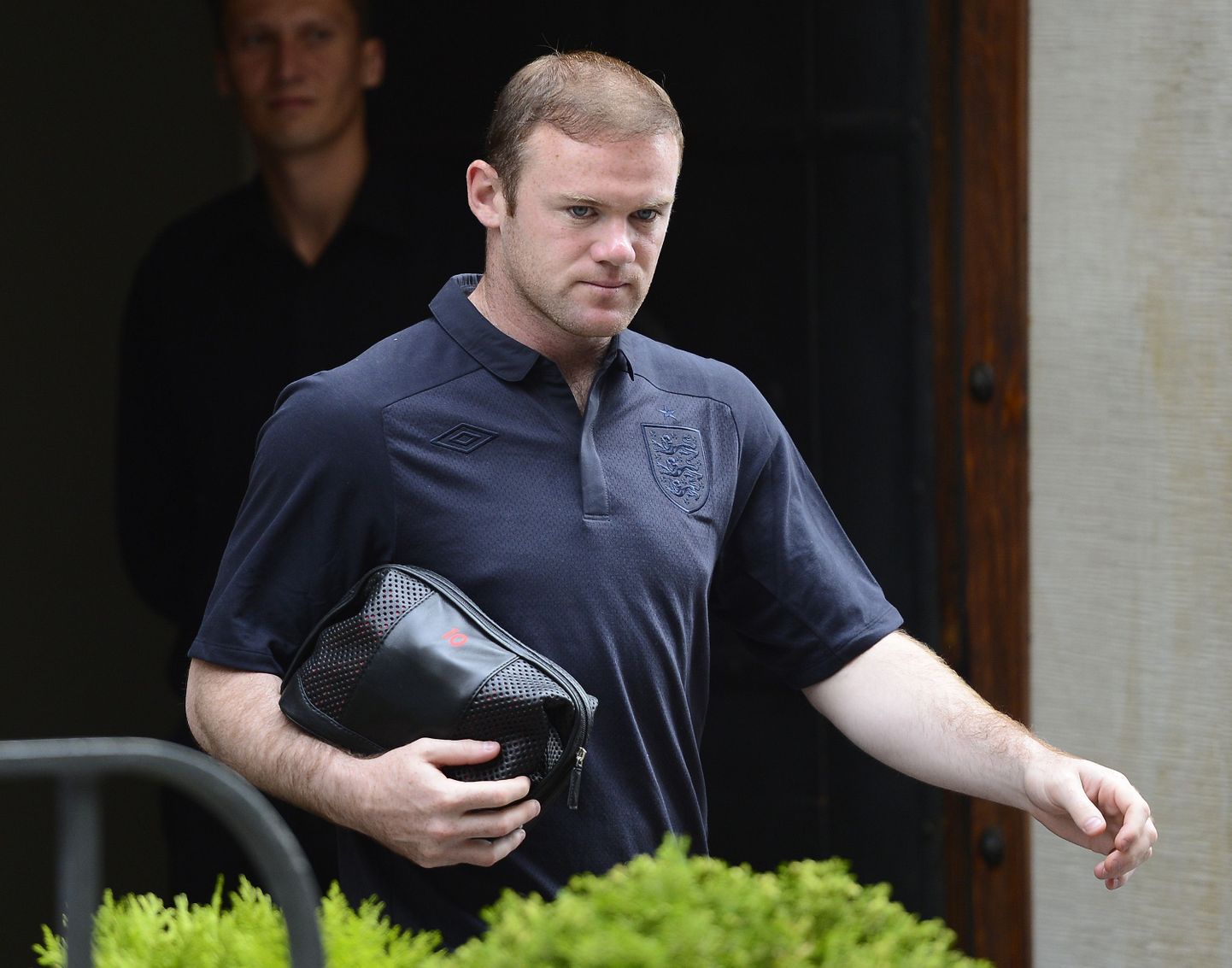 Wayne Rooney kalli raha eest istutatud juuksed on nii hõredaks jäänud, et mehe peanahk paistab karvade vahelt läbi.