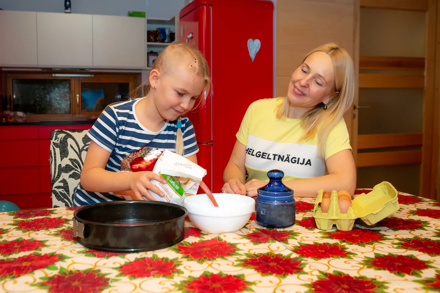 TAAS KODUS: Kõigest paar nädalat tagasi elas pere teadmatuses, kas ja kuidas nad Katre tagasi saavad. Nüüd ootavad neid ees toredad kogu pere jõulupühad ning saab koos ema Anne-Lyga kodus jõulukooki küpsetada.