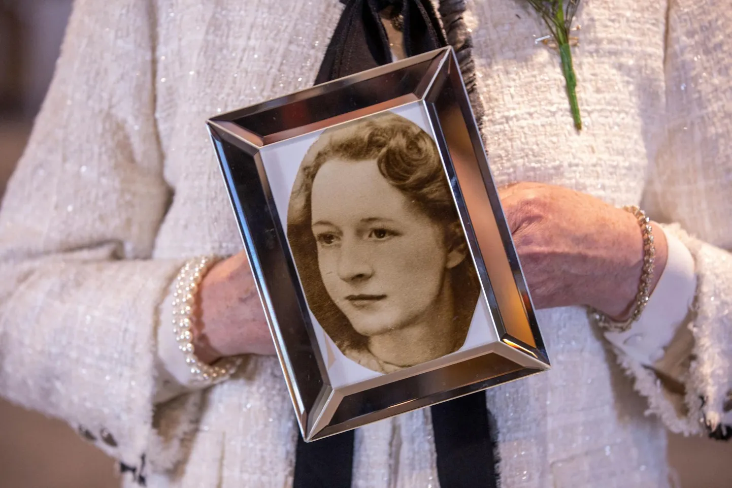 Ainsa naisohvri Joan Connolly pilt kohtunikku kuulama tulnud tütre käes.
