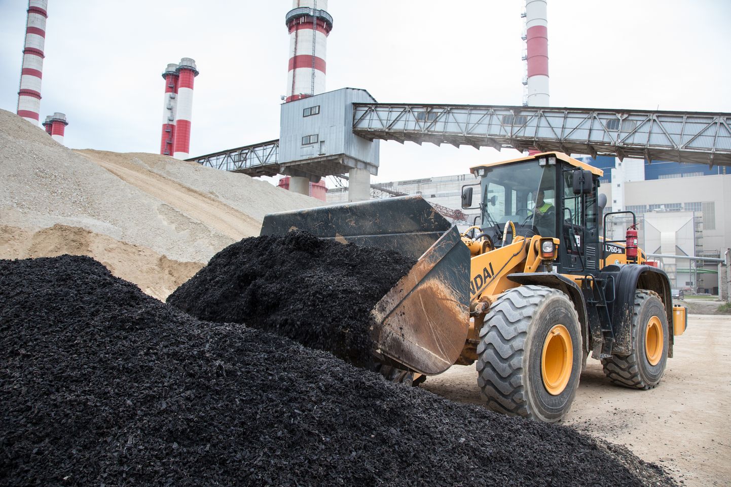 Если сейчас сырьем для заводов масел "Eesti Energia" является сланец, то в ближайшем будущем наряду со сланцем они станут использовать измельченные старые шины и пластиковые отходы.